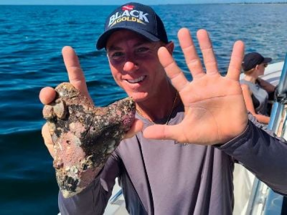 Ջրասուզակը հնագույն շնաձկան հսկա ատամ է գտել ծովում